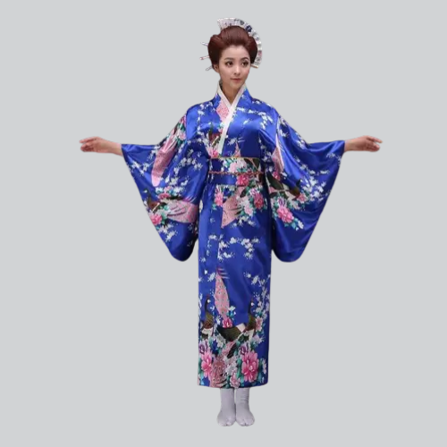 Kimono traditionnel bleu à fleurs, avec des manches étendues.