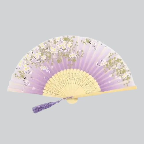 Délicat éventail pliant avec un motif floral violet et des nervures en bambou ornées d’un pompon.