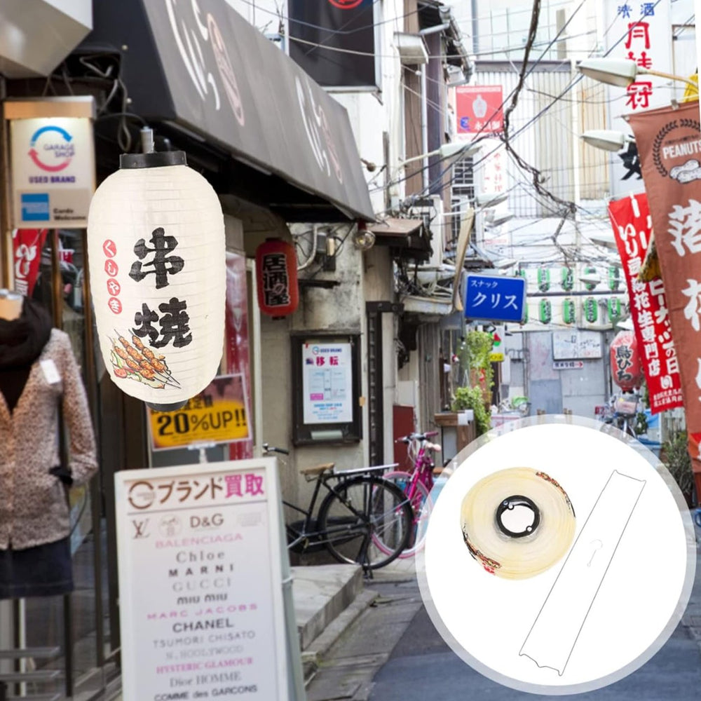 Lanterne japonaise traditionnelle en papier avec des caractères noirs suspendue à l’extérieur d’un magasin.