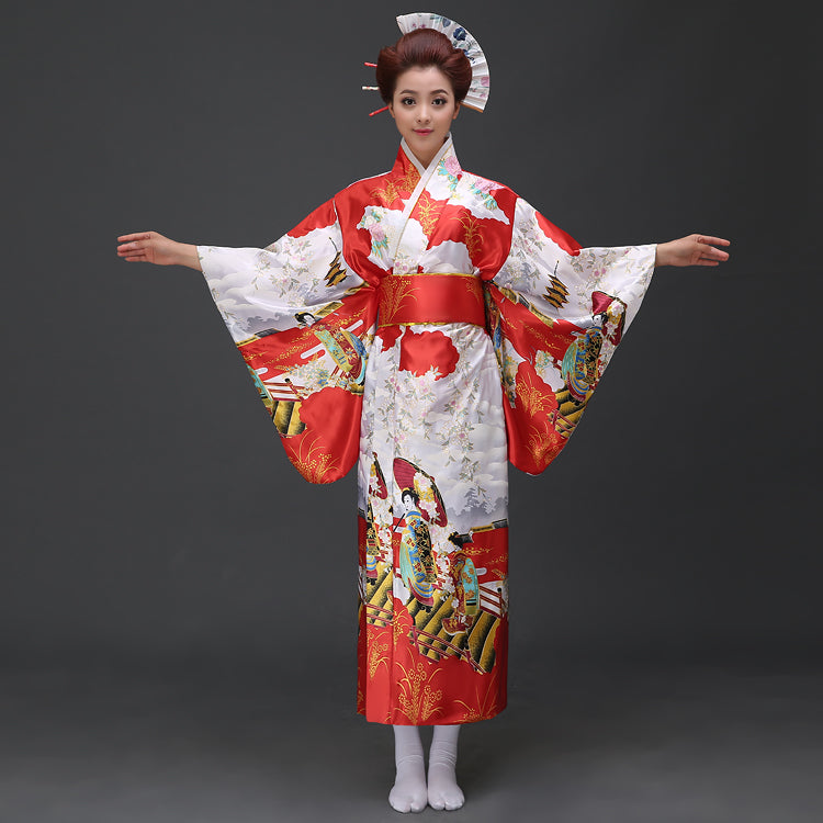 Kimono japonais traditionnel rouge et blanc avec des motifs décoratifs et des manches larges et fluides.