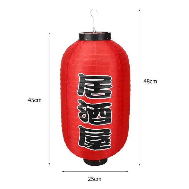 Lanterne japonaise en papier rouge avec caractères kanji noirs.