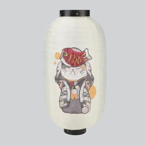 Lanterne japonaise en papier décorée d’un chat de bande dessinée portant un gilet et un poisson rouge sur la tête.