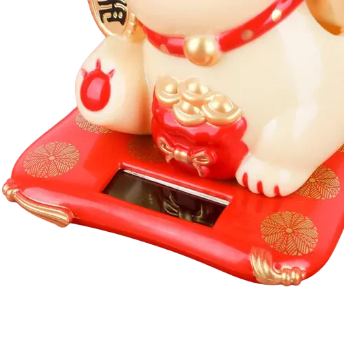 Maneki Neko chat japonais rouge et blanc avec accents dorés et motifs floraux