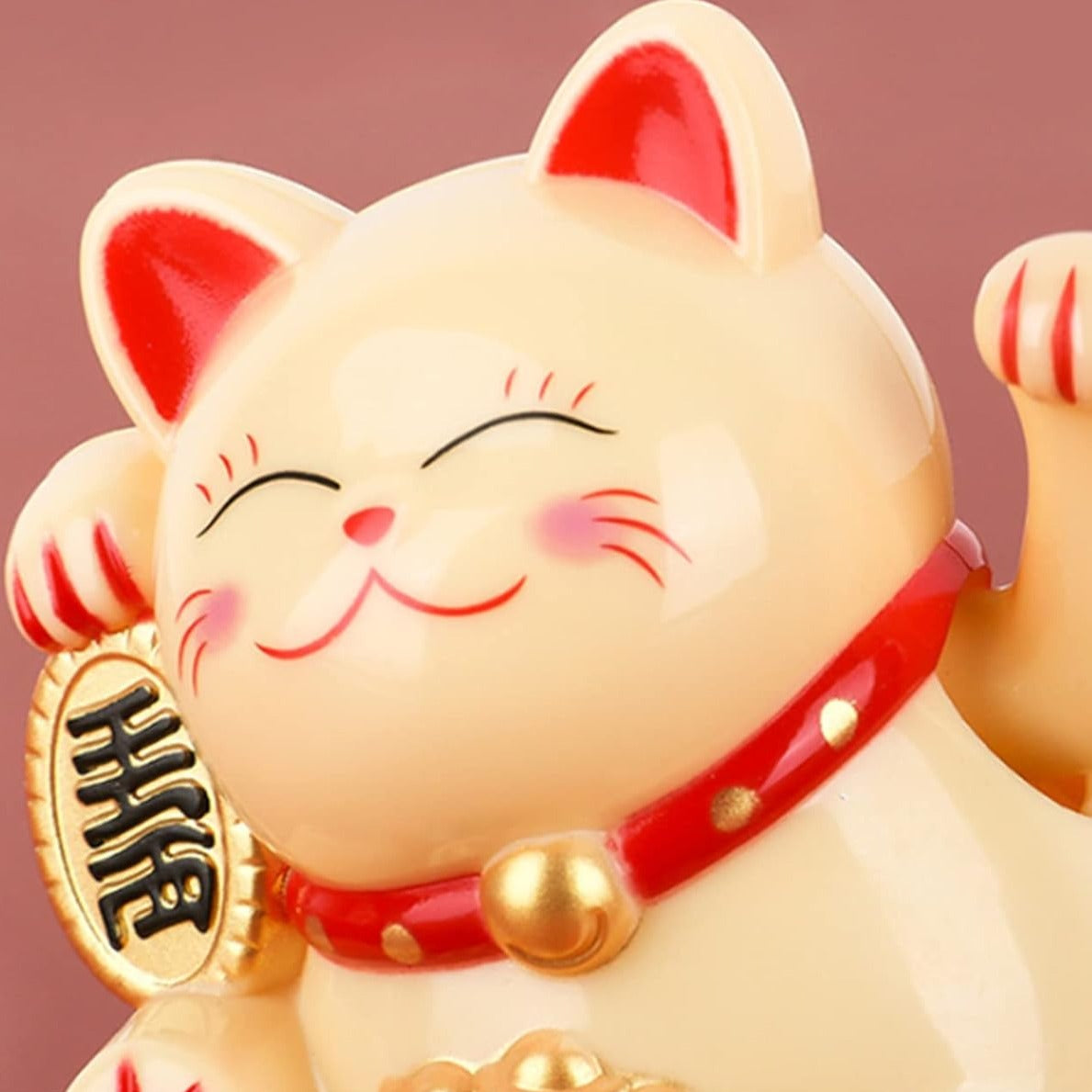 Figurine de Maneki Neko dorée avec collier rouge et cloche, chat japonais porte-bonheur