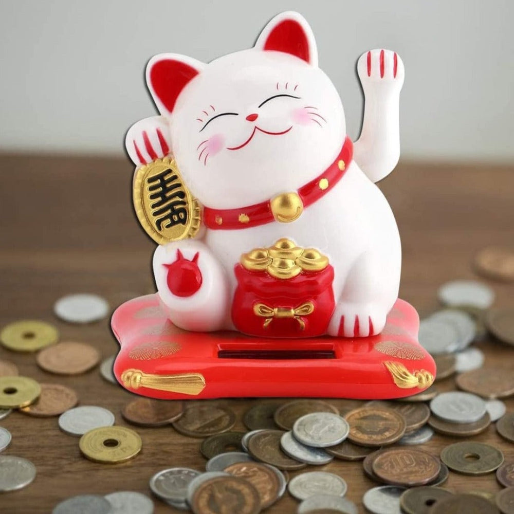 Figurine de Maneki Neko Japonais blanc avec accents rouges tenant une pièce dorée