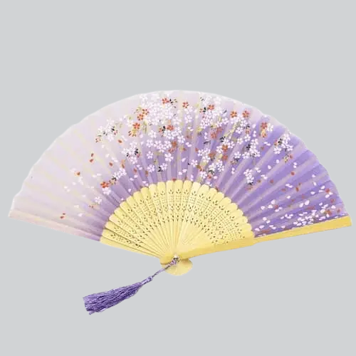 Eventail pliant décoratif avec un motif floral violet et rose et des nervures en bambou jaune avec un pompon.