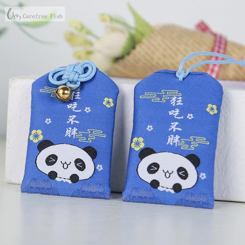 Deux pochettes d’amulettes en tissu bleu décorées de mignons motifs de panda et de fleurs jaunes.