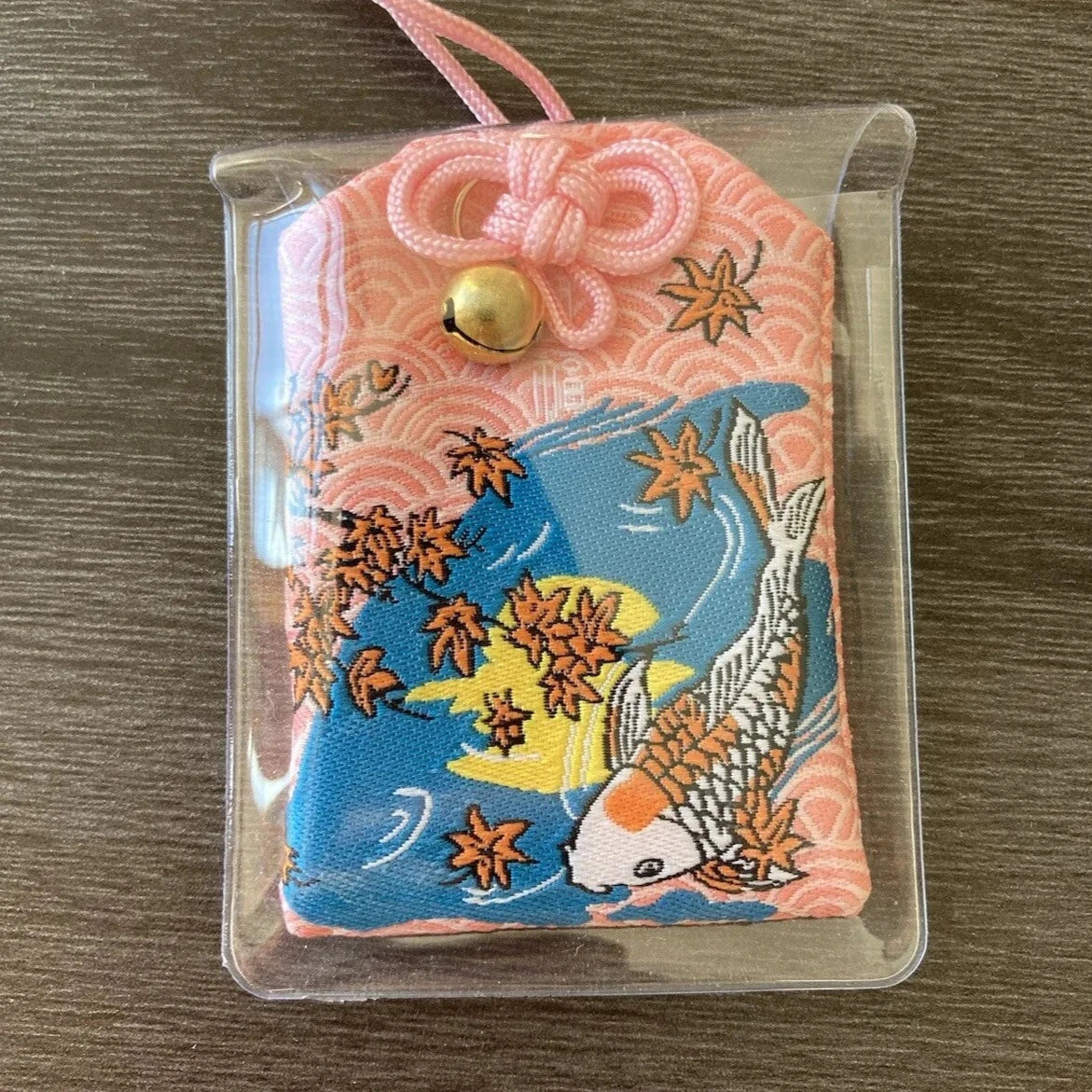 Breloque omamori de style japonais avec poisson koï et feuille d’érable en tissu rose et bleu.