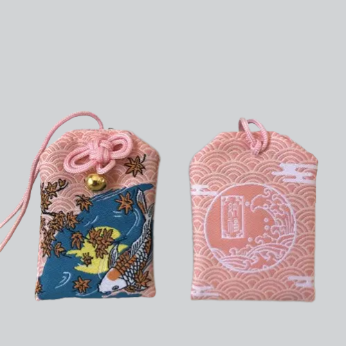 Pochettes d’amulettes décoratives de style japonais avec tissu rose et motifs ornés.