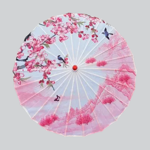 Parasol traditionnel asiatique en papier décoré de fleurs de cerisier roses et d’oiseaux.