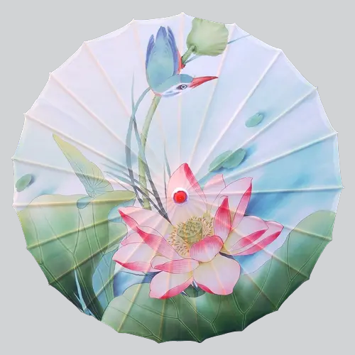 Parasol décoratif en papier avec des fleurs de lotus roses et des feuilles vertes peintes dans un style aquarelle asiatique traditionnel.