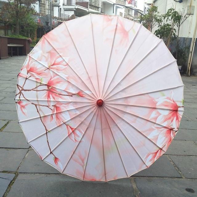 Parasol en papier blanc avec un délicat motif de fleur de cerisier rose.