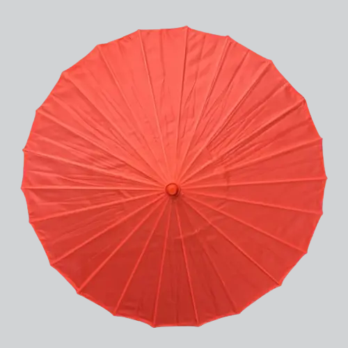 Parasol en papier rouge avec motif circulaire plissé.