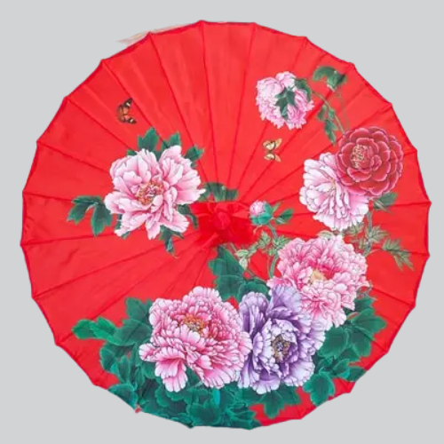 Parasol en papier rouge décoré de fleurs de pivoines roses et violettes et de feuilles vertes.