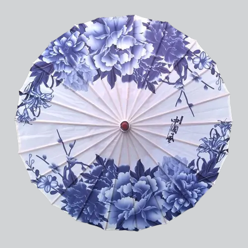 Parasol traditionnel chinois en papier décoré de motifs floraux bleus et blancs.