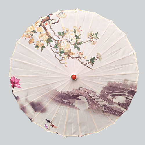 Parasol traditionnel chinois en papier décoré de fleurs de cerisier et d’une peinture de paysage.