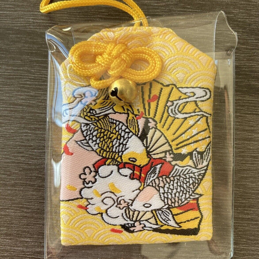 Pochette à breloques japonaise omamori avec des motifs de poissons koï et de vagues en broderie jaune, rouge et or.