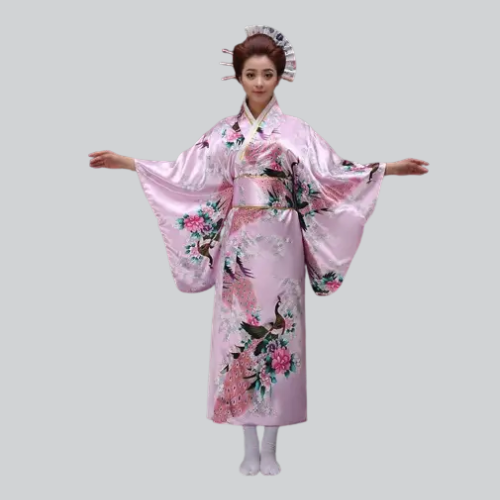 Kimono rose à fleurs aux larges manches fluides et au style japonais traditionnel.