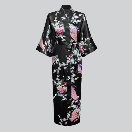 Peignoir kimono en soie noire à motifs floraux roses et blancs.