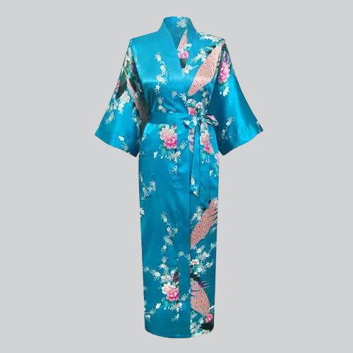 Peignoir kimono en soie turquoise avec paons roses et motifs floraux.