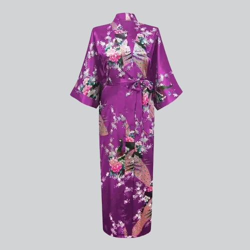 Peignoir kimono en soie violette à motifs de paons et de fleurs.