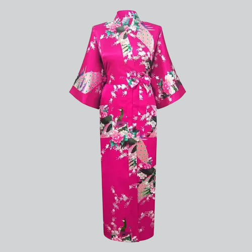 Peignoir kimono rose vif à motifs floraux avec papillons et fleurs.