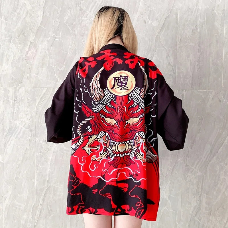 Veste de kimono de style japonais, ornée d’un masque de démon rouge et noir aux ailes spectaculaires.